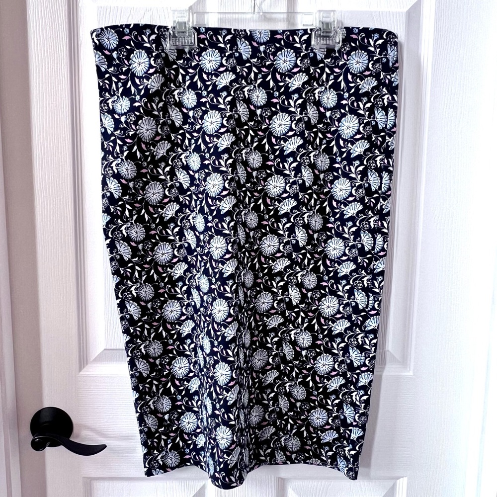 ⭐️ NWT Loft Navy Pull On Floral Print Pencil Skirt Size LT